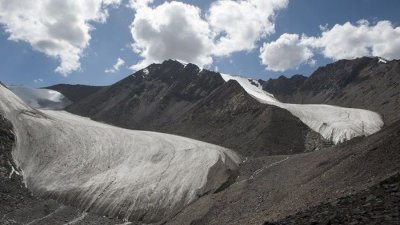 新疆“天山一号”冰川。