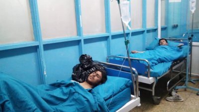 阿富汗首都喀布尔发生针对宗教领袖的自杀式炸弹袭击，导致至少50人死亡、83人受伤，伤者们在案发后被紧急送往医院救治。