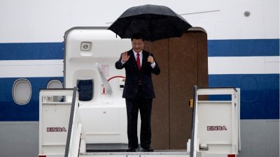 中国国家主席习近平周三离开菲律宾，当地下起细雨，习近平撑伞走上登机梯，进入机舱前向送机的人士挥手道别。