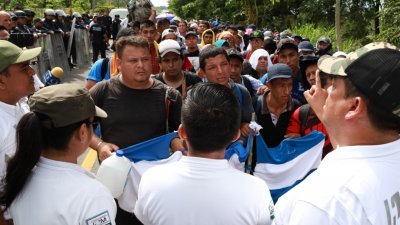 大批准备前往美国的中美洲移民目前滞留在美墨边境，墨西哥警方（白衣者）周三在恰帕斯州展开行动，拘留非法入境的萨尔瓦多移民。