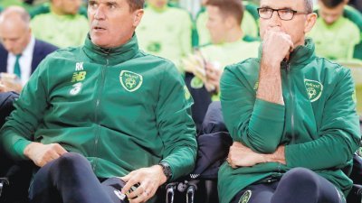 以主帅马丁-奥尼尔（右）和助教莱-基恩为首的爱尔兰国家足球队教练团宣布辞职。