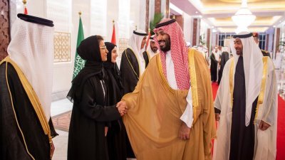 沙地王宫发布王储穆罕默德周四出访阿布扎比的照片，王储与迎接他的阿联酋文化与知识发展部长握手。