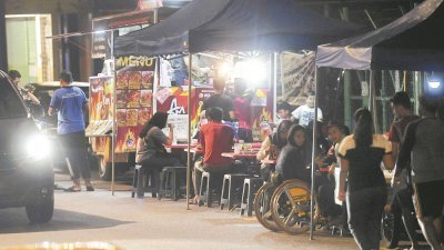 吉隆坡餐馆业者若继续在路边非法摆设桌椅，则有可能面对营业执照被撤除的风险。（摄影：档案照）