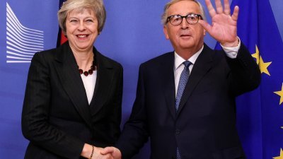 欧盟委员会主席容克（右）周三在欧盟总部布鲁塞尔，欢迎到访的英国首相特丽莎梅。由于双方仍未能敲定脱欧协议草案最后文本，特丽莎梅周六会再晤容克。