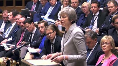 英国首相特丽莎梅（站者）到国会发表“紧急声明”，向阁员更新脱欧协议草案磋商进度。