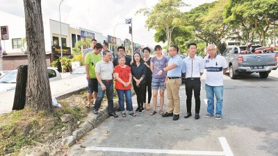蓝图园商家希望吉隆坡市政局恢复当地原有的停车格。右2起为赖俊权及游佳豪。