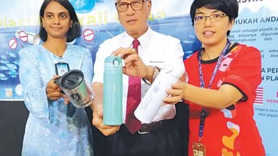 玛哈斯娃丽（左起）、彭文宝和邓晓璇向记者展示槟州政府已准备1000个不锈钢保温壶，借此鼓励政府官员提倡“自带水杯”的理念，希望能让公众效仿。
