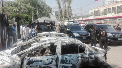 中国驻巴基斯坦卡拉奇总领事馆，周五遭到武装分子袭击，领事馆前有两辆汽车被烧毁。