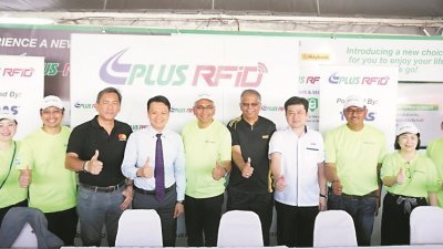 杨顺兴（左4起）与阿兹曼依斯迈等人推介PLUS RFID收费系统。
