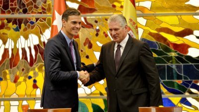 西班牙首相桑切斯（左），在哈瓦那与古巴总统卡内尔会晤。