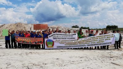 来自全国各地的农友远道而来，参与瓜拉美金新村农友所召集的和平集会，以呼吁霹州政府勒令停止在当地的挖沙工程。
