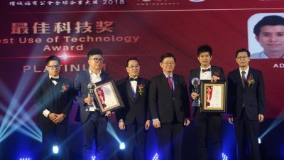 陈坤海（左3起）、曹观友及鲁世巍 （右）与第三届槟城福商公会金球企业最佳科技奖得者合照。