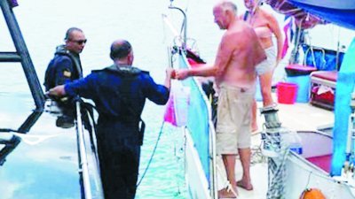 受困在海上4天的2名挪威游客，获海 事局救援。