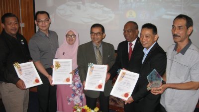 娜菲莎（左3起）和旺曼梳与获得BeSS认证的酒店业者代表合影。