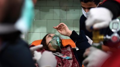 叙利亚政府掌控的阿勒颇市疑似遭化武攻击，107名叙利亚民众因呼吸困难送医治疗。