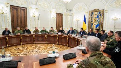 乌克兰总统波罗申科（中）周一率领召开国家安全和防务委员会会议，商讨与俄罗斯在刻赤海峡爆发冲突的应对策略。