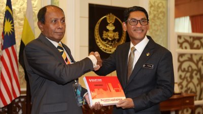 阿末费沙（右）和州财政司阿布巴卡准备在 州议会中提呈2019年霹雳州财政预算案。