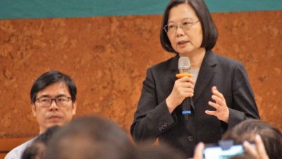台湾总统蔡英文（右）周二到高雄市，参加民进党高雄市长候选人陈其迈（左）后援会会长座谈。