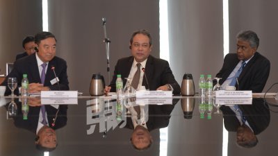 马蔚华（左起）、阿兹曼与投资发展局副首席执行员拿督拉詹德兰在交流会上交谈甚欢。（摄影：曾钲勤）