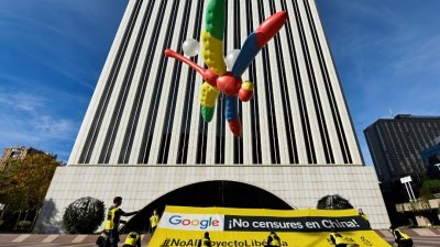 国际特赦组织活跃人士在西班牙马德里的谷歌大楼外，升起一个巨大的蜻蜒汽球，并悬挂布条，呼吁谷歌取消为中国研发审查版搜寻应用程式的“蜻蜓”计划。