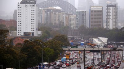 悉尼周三遭狂风暴雨袭击，洪水导致市内数十条公路关闭，在悉尼港大桥附近公路车辆大瘫痪。