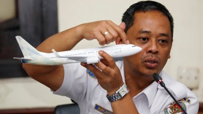 印尼国家运输安全委员会负责人乌托莫，周三在雅加达召开的记者会上，用飞机模型讲解失事客机因自动系统接受到错误的侦测数据，导致机头持续自动下垂的情况。