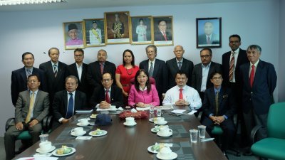 郭素沁（前排左4）主持马来西亚油棕局砂分局与砂达雅棕油协会理事会会议后，与出席合影。前排左3为达雅油棕种植业者协会会长里察。