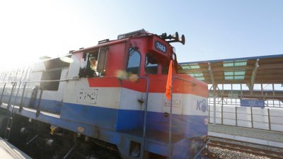韩国的列车周五上午准备从都罗山站出发，前往朝鲜展开联合调查，车长向镜头摆出OK的手势。
