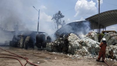 资源回收工厂发生火灾，由于厂房内收藏大量纸类、塑料等易燃物品，消拯人员使用 很长的时间扑灭火势。