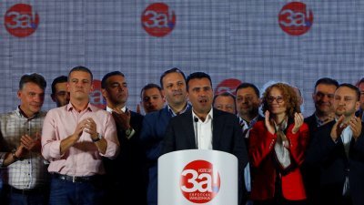 马其顿总理扎埃夫在公投有初步计票结果后发表讲话，呼吁国会确认公投结果。