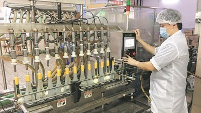猫山王榴梿酒以先进技术酿制而成， 香味突出，口感醇美爽适，并获得大 马卫生部的食品安全问责工业认证。
