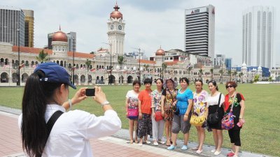 中国游客纷纷趁著十一黄金周出境旅游，然而大马的吸引力比不上他国，尤其是落后于泰国和新加坡。