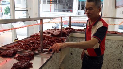 张万德从1979年开始贩卖肉干至今，从三轮车摊演变至门市生意。