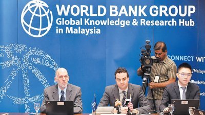 世界银行高级经济学家肯尼希勒博士（左起）和理查李科尔在报告发布会上回答记者提问。