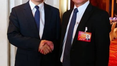 方天兴（右）与中国中共中央统战部副部长谭天星，在北京 出席海协会活动时相见欢。
