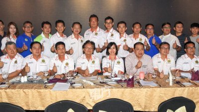 韩学习（前排左5）与钟旺添（前排左4）在马来西亚果农总会理事陪同下，召开记者会。（摄影：黄良儒）