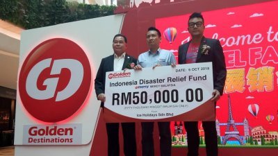 张金友（左起）移交5万令吉模拟支票予阿姆然，以协助印尼中苏拉威西省受强震及海啸影响的灾民。右为林德荣。