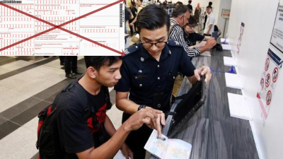 电子入境卡试验计划周四推行，新加坡移民与关卡局人员在新加坡游轮中心，指导旅客使用平板电脑填写电子入境卡。