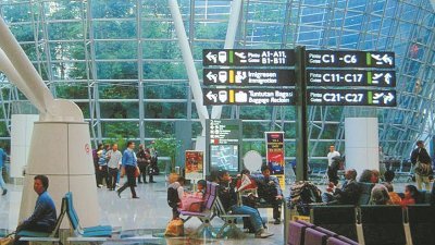 吉隆坡国际机场增设了中文大使后，获得游客好评。 （档案照）
