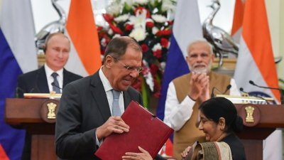 俄罗斯总统普京（后左）和印度总理莫迪，见证俄罗斯外交部长拉夫罗夫（前左）和印度外长苏什玛斯瓦拉杰，交换合作协议。