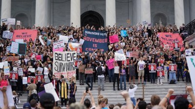 参议院对卡瓦诺的任命案举行表决，示威者站满最高法院大门前的阶梯，高举写上反对卡瓦诺、反对任命案、为女性权益抗争、相信指控卡瓦诺的女教授福特等口号的布条。