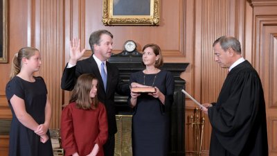美国总统特朗普签署任命令数分钟后，卡瓦诺（左3）由妻女陪同，在最高法院首席大法官罗伯茨（右）监誓下宣誓，就任美国第114任最高法院法官。
