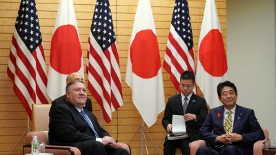 美国国务卿蓬佩奥（左）周六到访东京，与日本首相安倍晋三会晤。