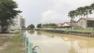 槟岛市政厅欲把双溪槟榔河岸边打造成休 闲景点，让民众进行 各项休闲活动。