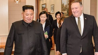 美国国务卿蓬佩奥于周日在平壤，与朝鲜最高领导人金正恩会谈达共识，双方同意继续在无核化等议题上取得进展。这是蓬佩奥当天造访朝鲜后，在推特上传一张他与金正恩的照片。