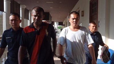 被告丘思腾（译音）（左3）周一早上从监狱移至槟城高庭聆听判决，面对媒体时没逃避摄影镜头。