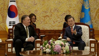 韩国总统文在寅（右）周日在青瓦台，与到访的美国国务卿蓬佩奥会晤。