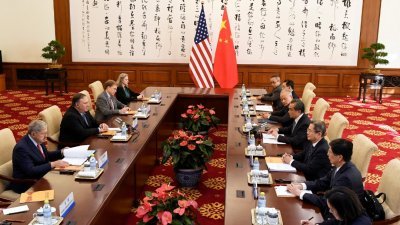 美国国务卿蓬佩奥（左2）率领美方代表团，在北京钓鱼台国宾馆，与中国外交部长王毅（右4）和中方官员举行会谈。
