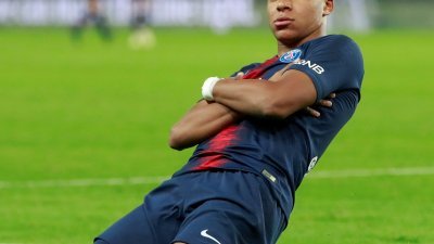 法国锋线新星姆巴佩，以19岁零9个月的年龄，成为法甲45年来创造大四喜的最年轻球员。