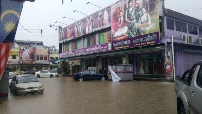 午后暴雨来袭，巴生市区又迎来“例常水灾”，图为小印度市区的路面涌现黄泥水。